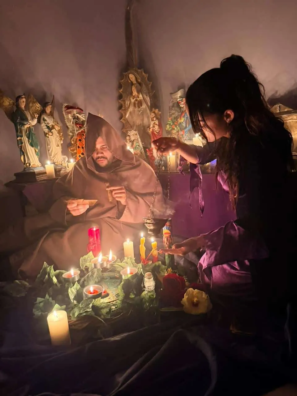 La Maestra Sara y el Maestro Salomón realizando un ritual de amor frente al altar