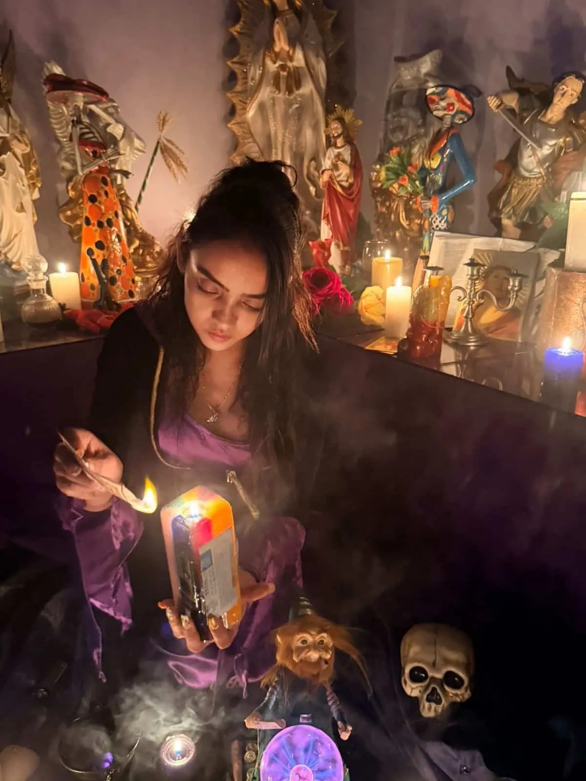 La Maestra Sara encendiendo una vela durante un ritual